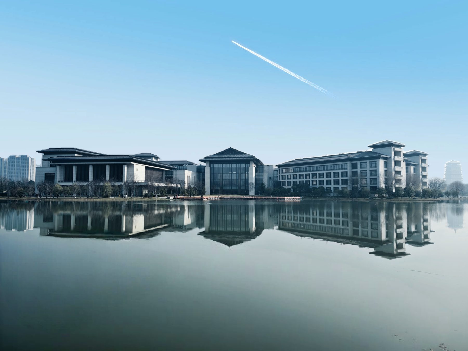 湖畔建筑倒影