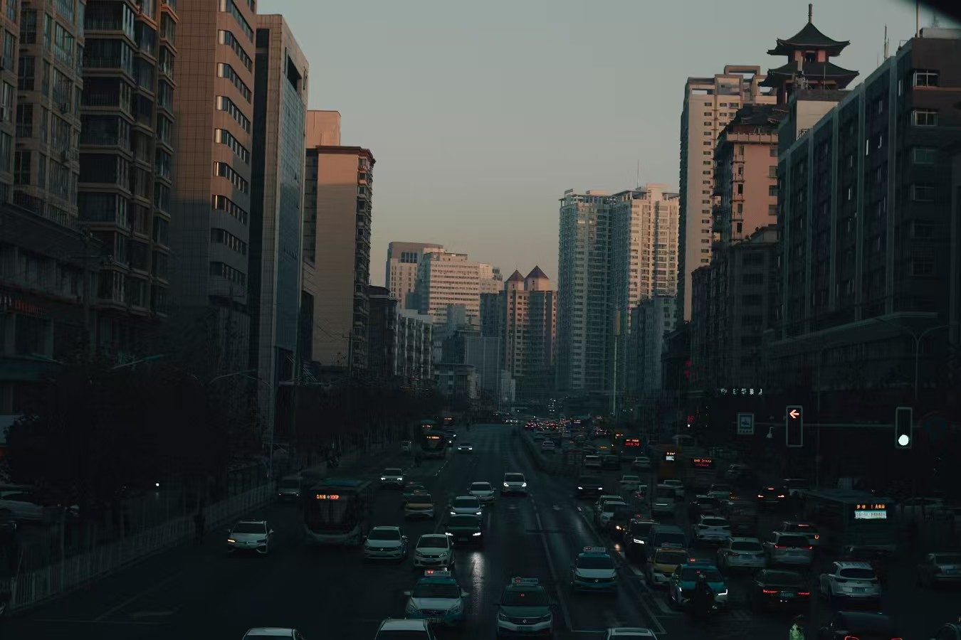 城市黄昏车流